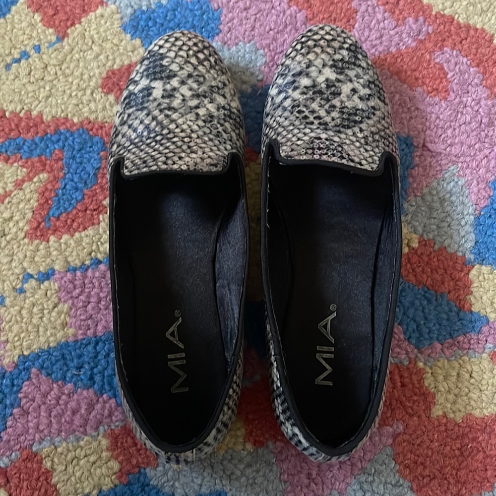 Mia size 8.5 flats